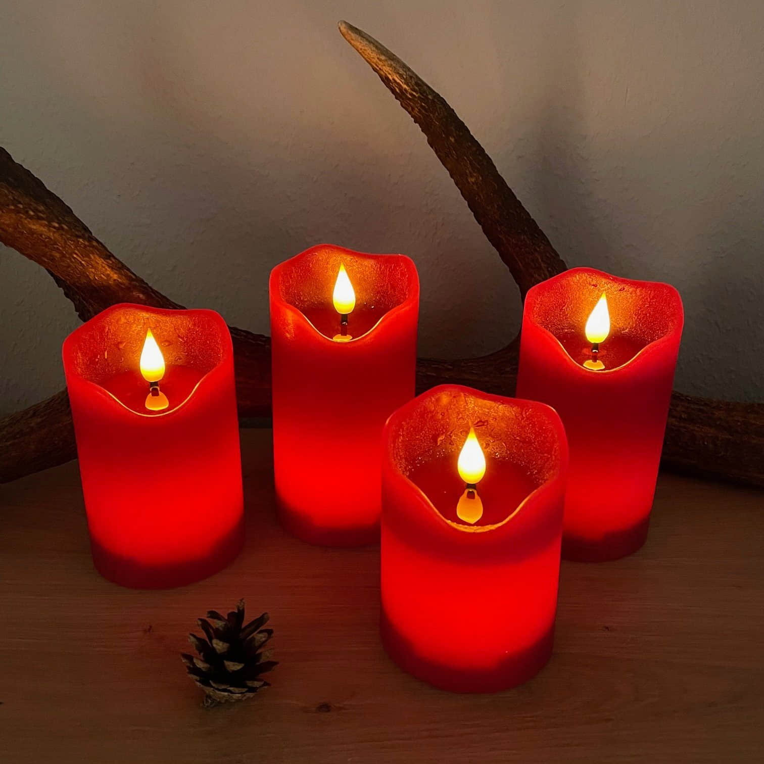Online-Fuchs Premium LED-Kerzen Set (4 Stück) mit Echtwachs-Optik – Realistische Flamme, Fernbedienung, 6-Stufen Dimmer & Timer (2-8h) – Weiß/Grün/Lila/Rot wählbar Rot Dekoration Online-Fuchs