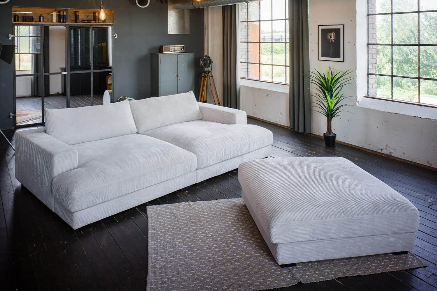 KAWOLA Sofas KAWOLA Big Sofa MADELINE Set mit Hocker & 4 Zierkissen | Cord-Bezug in verschiedenen Farben | 290x170 cm | Hochwertige Polsterung für maximalen Komfort cremeweiß